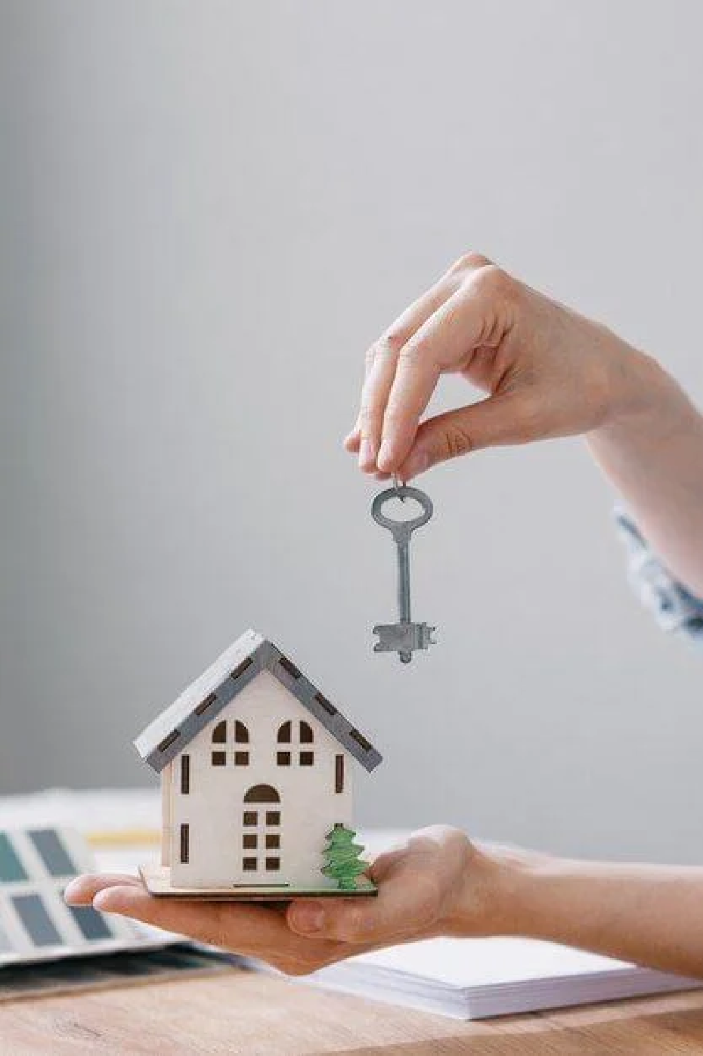 beautiful-small-model-house-womens-hands_423170-717.jpg.bv_resized_mobile.jpg.bv.png